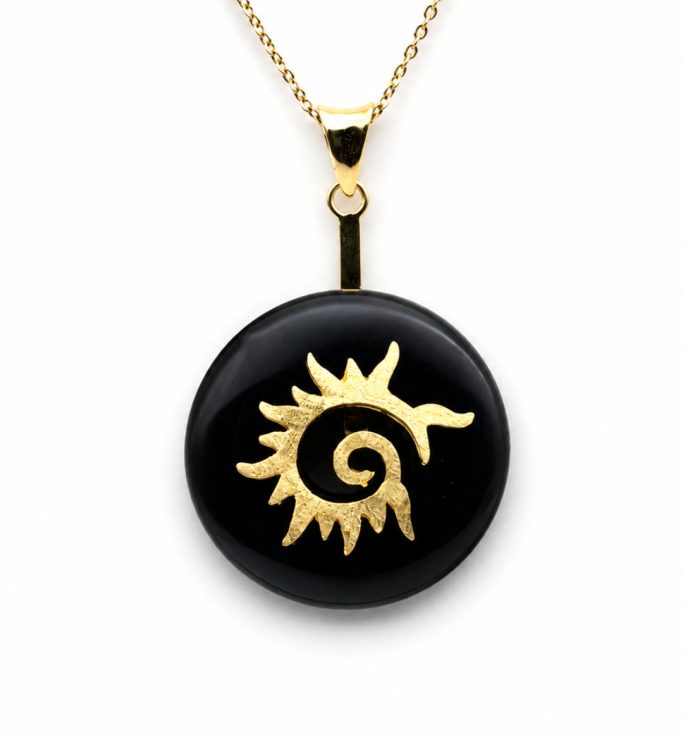 Schwarzer Obsidian – Donut mit Flemmenhalterung auf weißem Hintergrund.