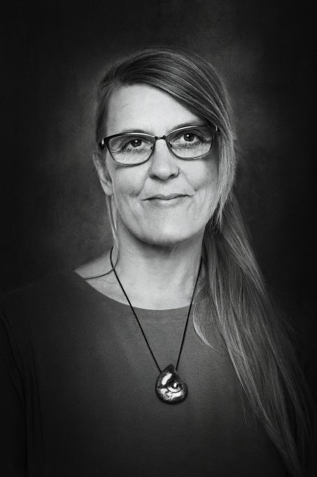 Sandra Konrad – Inhaberin von Sandras Mineralien als schwarz/weiß Porträt.