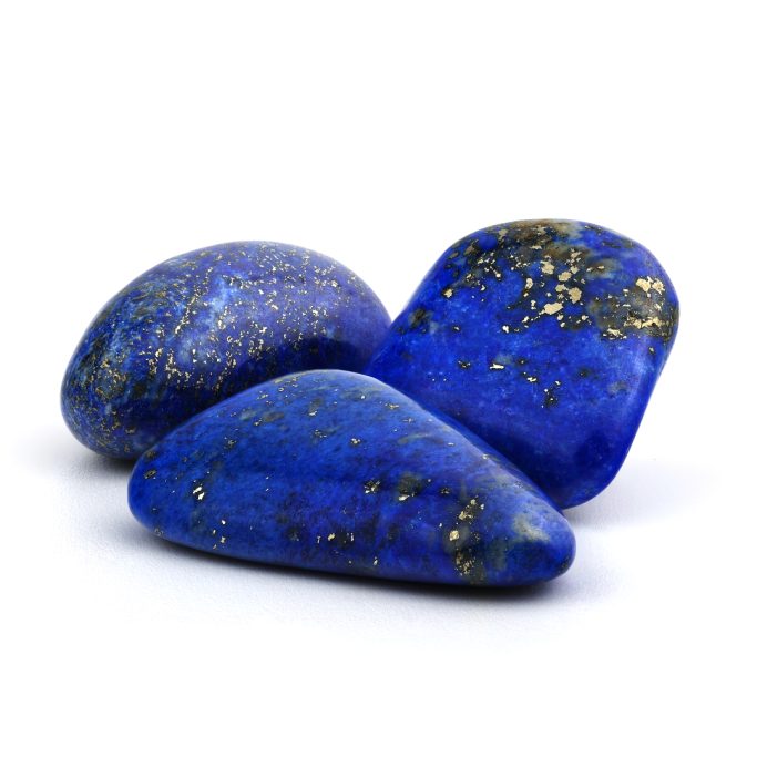 Drei Lapislazuli Trommelsteine mit Pyrit auf weißem Himntergrund