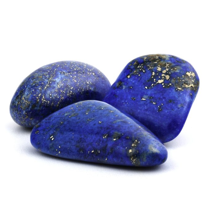 Lapislazuli Dunkelblaue Lapislazuli Trommelsteine mit Pyrit auf weißem Hintergrund.