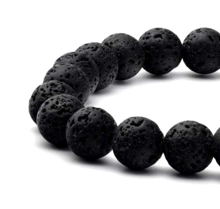 Nahaufnahme von einem Teil eines schwarzen Lava-Armbandes auf weißem Hintergrund.