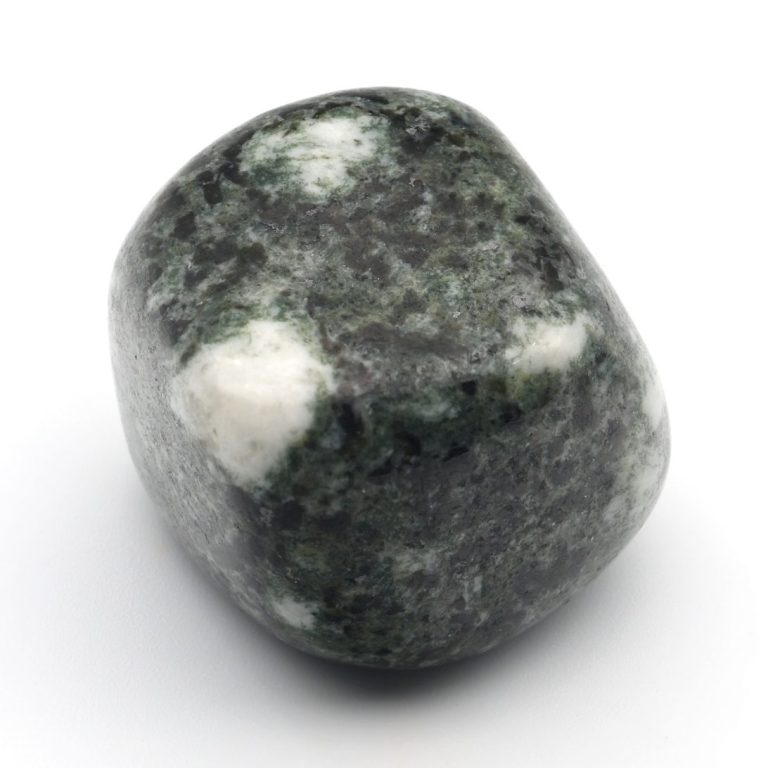 Bluestone Trommelstein Polierter Bluestone-Trommelstein mit blaugrauer Oberfläche – Symbolbild im Edelstein-Lexikon zur Stonehenge-Seite