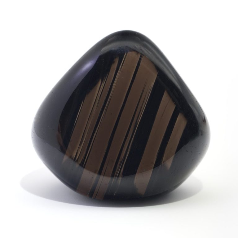 Lamellen-Obsidian Trommelstein Polierter Lamellen-Obsidian-Trommelstein mit silbernen Schichten – Symbolbild im Edelstein-Lexikon