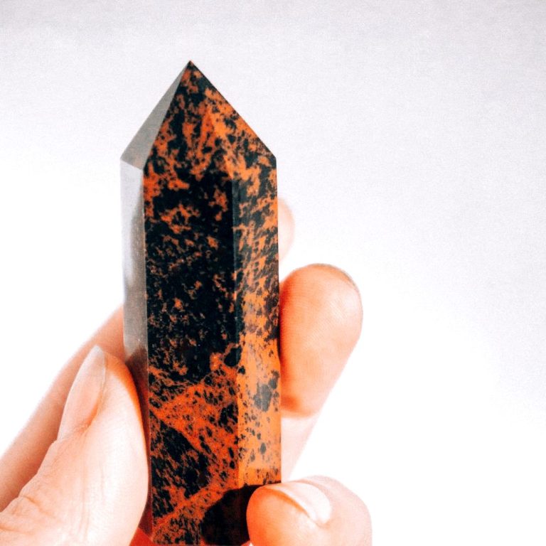 Mahagoni-Obsidian Spitze Mahagoni-Obsidian-Spitze in der Hand gehalten – polierter Edelstein mit braun-schwarzer Zeichnung im Edelstein-Lexikon