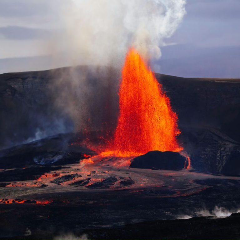 Ausbruch des Vulkans Ausbrechender Vulkan mit glühender Lava – Symbolbild für die Entstehung des Obsidians im Edelstein-Lexikon