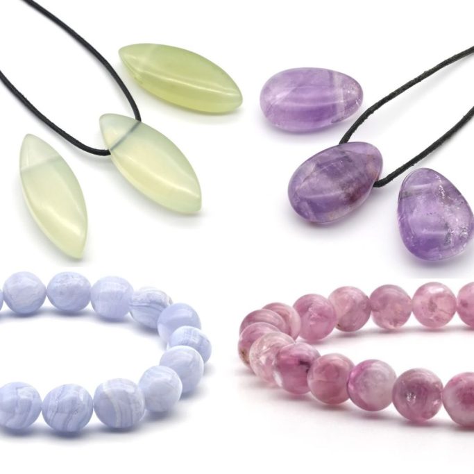 Edelsteinschmuck wie Rosenquarz Armband und Jade Anhänger auf weißem Hintergrund.